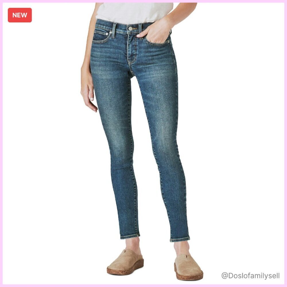 Mid-Rise Skinny Jeans Sleek Slim Silhouette Classic Chic Everyday Wear